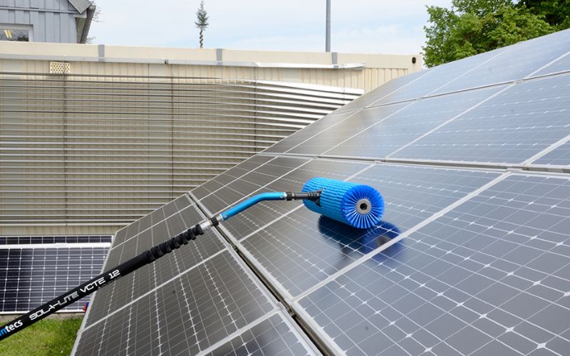 Sola Tecs solar cleaning brush with telescopic pole